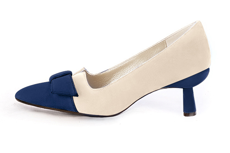 Navy blue and champagne beige women's dress pumps, with a knot on the front. Tapered toe. Medium spool heels. Profile view - Florence KOOIJMAN